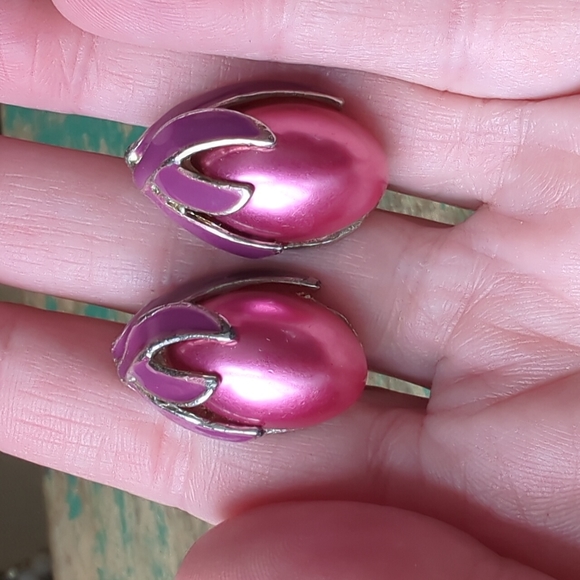 Vintage Magenta Pink Faux Pearl and Purple Enamel Clip-On Earrings - Picture 1 of 9